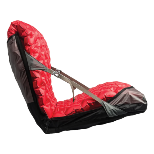 Experimente la máxima comodidad con la silla inflable Sea to Summit Air Chair, que cuenta con un cojín rojo acolchado y una base negra. Las correas ajustables brindan soporte para la espalda y combina perfectamente con la almohada lumbar inflable Aeros Premium para acampar o eventos al aire libre.