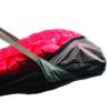 Esta imagen muestra un primer plano de un colchón para senderismo parcialmente desinflado de color negro y rojo, diseñado por expertos para brindar comodidad gracias a su superficie texturizada. Con correas de color beige, combina perfectamente con la silla inflable Sea to Summit Air Chair para disfrutar de una experiencia de campamento ideal.
