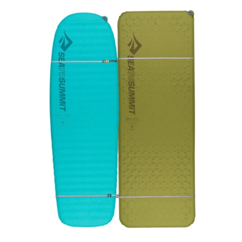 Se muestran dos colchonetas inflables para dormir. La colchoneta izquierda es de color turquesa con forma contorneada; la colchoneta derecha es de color verde oliva y rectangular. Ambas muestran el logotipo "SEA TO SUMMIT" y están unidas con correas elásticas de los bucles del kit de acoplamiento de colchonetas Sea to Summit para una conexión segura.
