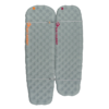 Se muestran dos colchonetas inflables grises Sea to Summit una al lado de la otra. Cada colchoneta presenta un diseño acolchado, Kit Loops y texto de la marca en naranja y rosa respectivamente. Ambas colchonetas tienen una superficie texturizada con patrón de diamantes para mayor comodidad.