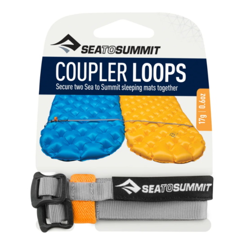 El embalaje del kit de acople Sea to Summit Mat Coupler Kit Loops muestra dos colchonetas unidas por correas negras y grises con una hebilla. El embalaje indica que el peso es de 1,7 oz/0,9 kg para facilitar su transporte en aventuras.