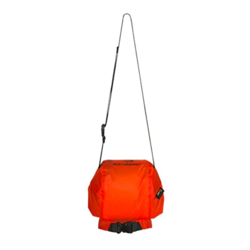 Un bolso naranja brillante resistente a los osos cuelga de un cordón negro, similar a un diseño de Sea to Summit. Con una hebilla negra en la parte inferior y una pequeña etiqueta negra en el costado, es ideal para los aventureros que valoran la practicidad del Tendedero Portátil Sea to Summit The Clothesline (copia).