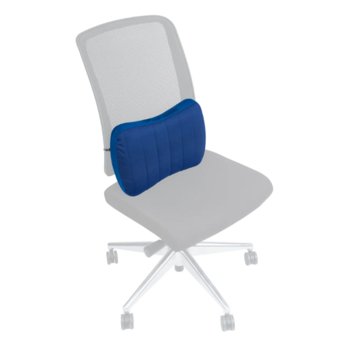 Una silla de oficina gris con una almohada lumbar Sea to Summit Aeros Premium unida al respaldo de malla. La silla tiene una base de cinco ruedas y un asiento ajustable. La almohada inflable rectangular tiene costuras visibles para una mayor comodidad.