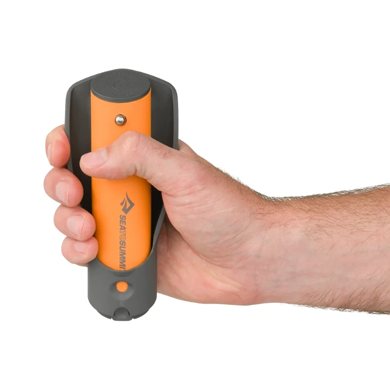 Un dispositivo de filtración de agua de color naranja y gris se sujeta con firmeza y tiene la etiqueta "Sea to Summit", que hace eco de sus equipos creativos, como la Funda Impermeable Ultra-Sil Outhouse. Su diseño compacto y elegante lo hace perfecto para las aventuras, ya que enfatiza la portabilidad.