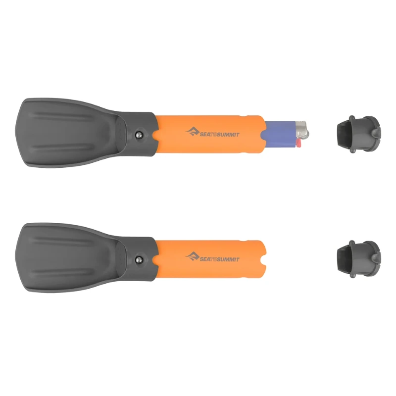 Se muestran dos espátulas para acampar de color naranja y gris con la marca Sea to Summit; una está armada y la otra desarmada, mostrando un encendedor con asa. Vienen acompañadas de dos tapas negras, listas para cualquier aventura en Ultra-Sil Outhouse.