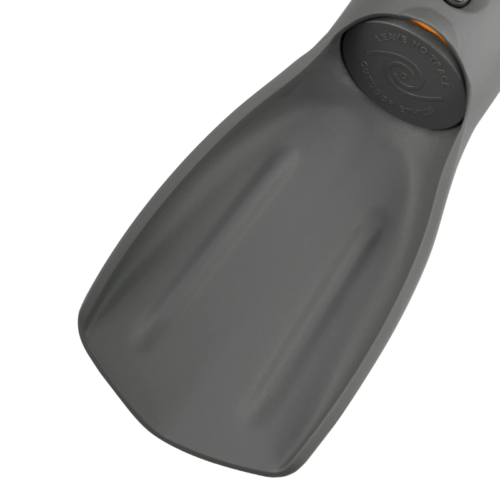 Primer plano de una paleta de camping gris oscuro con surcos y la leyenda "LEAVE NO TRACE" (NO DEJAR RASTRO) en el mango. Su diseño compacto combina perfectamente con la funda impermeable Sea to Summit Ultra-Sil Outhouse (copia) para disfrutar de una experiencia al aire libre ideal.