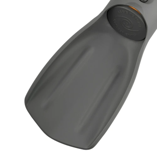 Primer plano de una paleta de camping gris oscuro con surcos y la leyenda "LEAVE NO TRACE" (NO DEJAR RASTRO) en el mango. Su diseño compacto combina perfectamente con la funda impermeable Sea to Summit Ultra-Sil Outhouse (copia) para disfrutar de una experiencia al aire libre ideal.