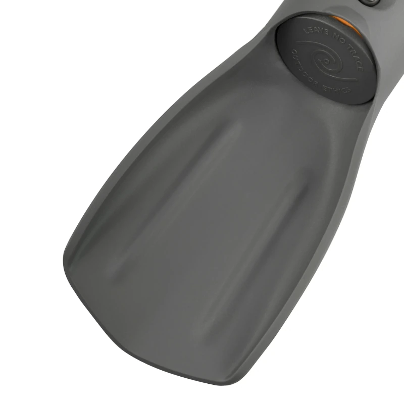 Primer plano de una paleta de camping gris oscuro con surcos y la leyenda "LEAVE NO TRACE" (NO DEJAR RASTRO) en el mango. Su diseño compacto combina perfectamente con la funda impermeable Sea to Summit Ultra-Sil Outhouse (copia) para disfrutar de una experiencia al aire libre ideal.