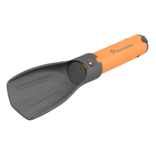 La paleta Sea to Summit, con mango plegable y hoja acanalada para excavar de manera eficiente, es ideal para acampar. Su diseño de plástico naranja y gris combina perfectamente con el kit de funda impermeable Sea to Summit Ultra-Sil Outhouse para aventuras al aire libre convenientes.