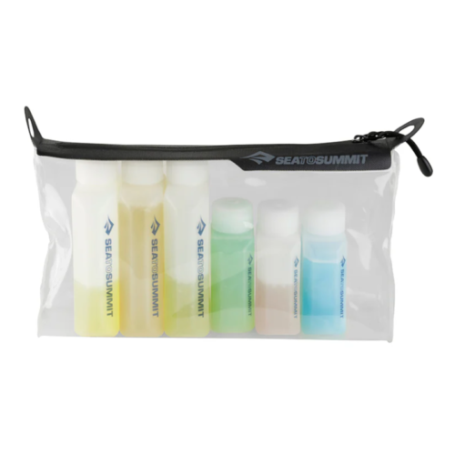 El kit de limpieza de cocina de campamento Sea To Summit incluye una bolsa transparente con cierre que tiene la palabra "SEA TO SUMMIT" en blanco sobre una franja negra y que contiene seis botellas pequeñas y coloridas para un cómodo almacenamiento en tamaño de viaje en sus viajes de campamento.