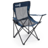 Disfruta de tus aventuras en Licanray con la Silla Plegable Kano: una silla de camping azul y gris que cuenta con apoyabrazos, un resistente marco de metal negro y un logotipo en el respaldo con "KANO".