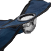 Un primer plano del apoyabrazos de la Silla Plegable Kano para Camping Licanray revela un portavasos de malla negra, ideal para acampar. La tela azul duradera con bordes negros y una abertura circular para vasos o botellas combina comodidad y practicidad.