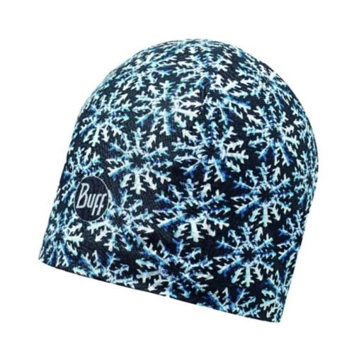El Gorro Buff Knitted y Polar Yost Navy (copia) es un elegante gorro de invierno con un fondo azul oscuro, grandes copos de nieve de color azul claro y blanco, y el logotipo "Buff" que acentúa sutilmente el costado.