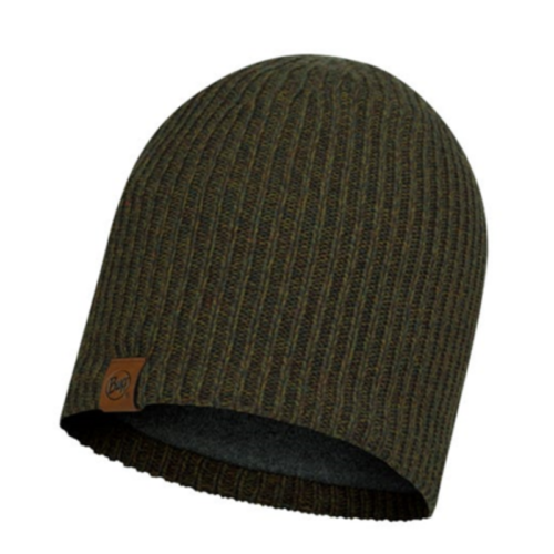 El gorro Buff Niños Knitted y Polar Lyne presenta un diseño acanalado de color verde oliva con un pequeño parche de logotipo marrón en el ala, aislado sobre un fondo blanco.