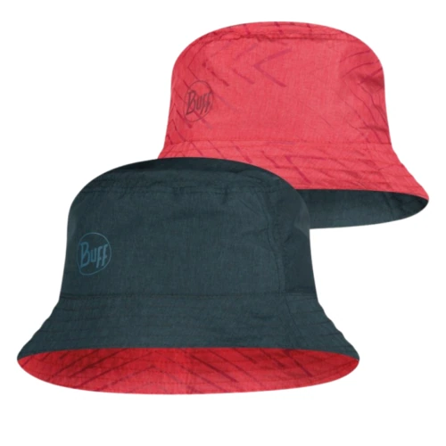 El sombrero de pescador delantero en color grafito con un interior rojo y el logotipo "Buff" se superpone a un fondo blanco. Detrás de él, el sombrero trasero es rojo con patrones sutiles y presenta el logotipo "Buff". El nombre del producto para el sombrero delantero es Cinta Buff Fastwick Barriers Graphite (copia).