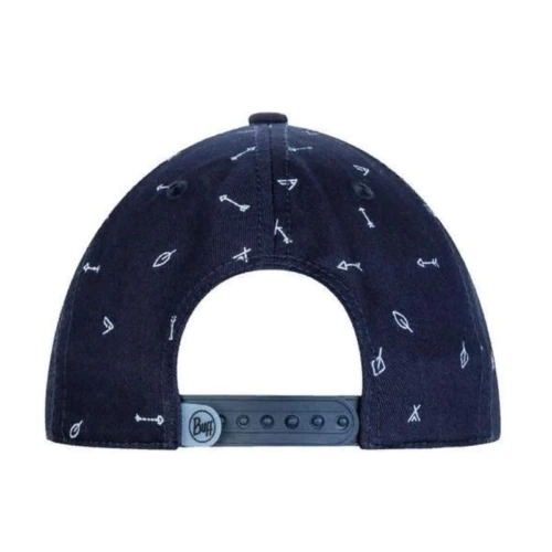 La imagen muestra la parte posterior de una gorra Jockey Buff Niños 5 Panel Go Black Noru con cierre a presión ajustable, adornada en azul con pequeños patrones de flechas blancas y plumas.