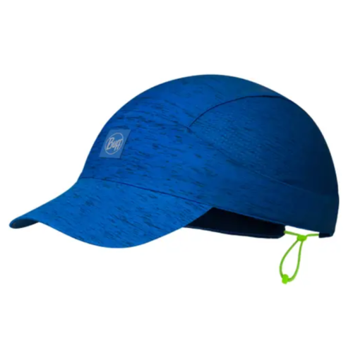 El gorro Buff EcoStretch (copia) es una gorra deportiva azul con visera ligeramente curvada, cordón ajustable en la parte posterior y detalles en verde brillante. Presenta el logotipo de Buff en la parte delantera, que combina estilo y sostenibilidad.