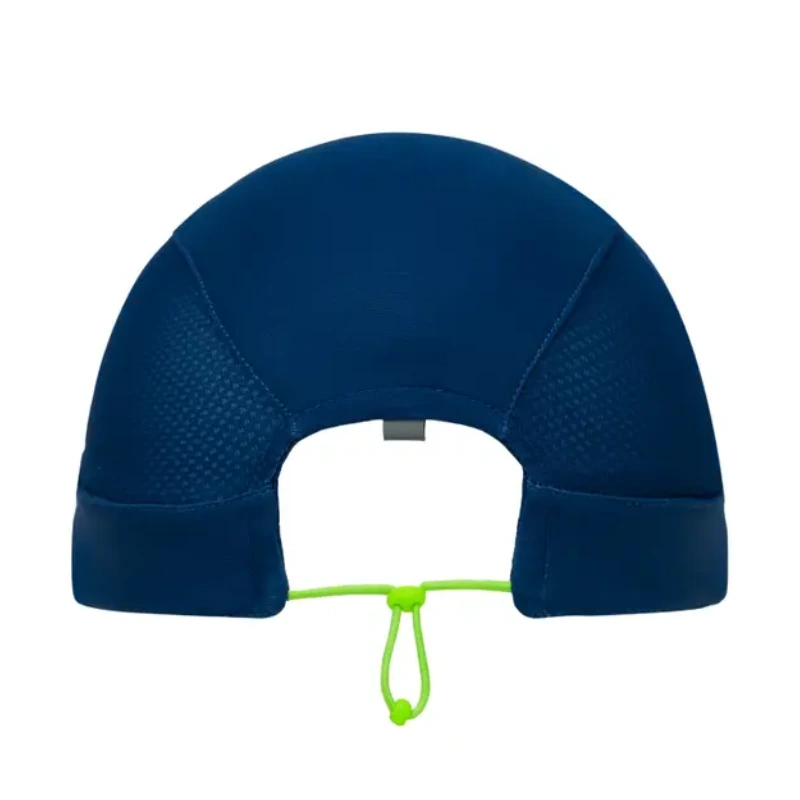 Un casco acolchado azul con superficie texturizada y cordón ajustable verde neón, este accesorio deportivo protector es versátil y cómodo, fiel al estilo de Gorro Buff EcoStretch (copia).