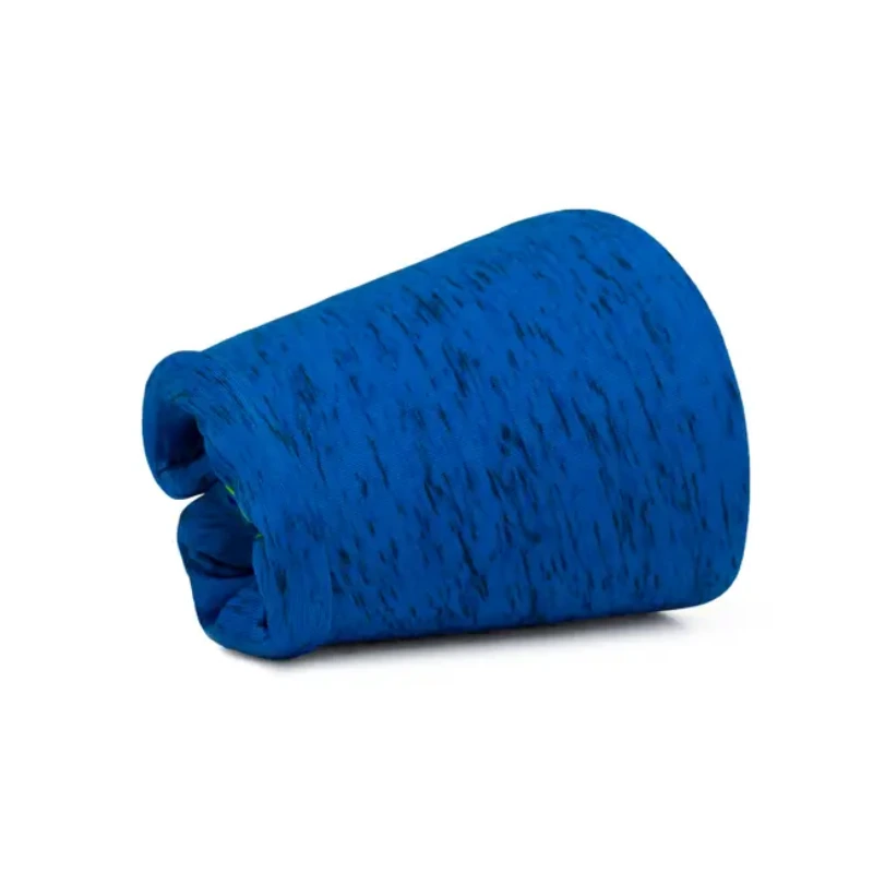 Una esterilla de yoga azul enrollada y texturizada con sutiles patrones oscuros que recuerdan al diseño de Gorro Buff EcoStretch (copia) reposa de lado sobre un fondo blanco impecable.