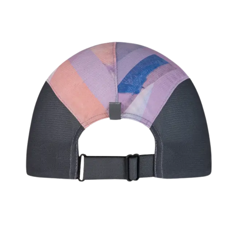La gorra Jockey Buff Speed Pink Deri (copia) presenta un diseño geométrico multicolor en rosa, violeta y azul en el panel superior. Los paneles laterales y traseros son de color gris oscuro e incluyen una correa con hebilla ajustable para garantizar un ajuste perfecto.
