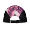 La gorra Jockey Buff Speed Pink Deri presenta un patrón tie-dye en negro y rosa que recuerda al arte de las llamas en las secciones superiores traseras. Incluye una pequeña pestaña gris y una correa negra ajustable con una hebilla para ajustar el tamaño, con una textura suave y ligeramente brillante.