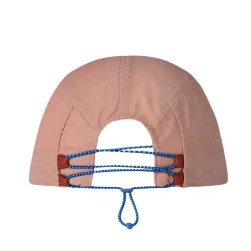 La gorra Jockey Buff 5 Panel Air Saret (copia) presenta tela rosa en la parte posterior con cordones elásticos ajustables azules, presillas marrones y líneas de costura visibles, lo que ofrece un diseño de accesorio elegante y funcional.