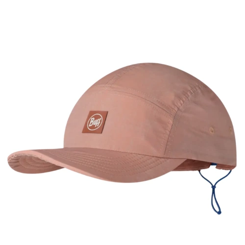 La Jockey Buff 5 Panel Air Saret (copia) es una gorra de béisbol rosa con corona redondeada, visera curva y parche cuadrado marrón con texto blanco. Cuenta con una correa ajustable azul en la parte posterior para mayor comodidad.