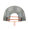 La gorra Jockey Buff Speed Lilac Shane presenta una vista posterior deportiva con cordones naranjas ajustables, malla gris para ventilación y un recorte posterior que brinda transpirabilidad y un ajuste personalizado.
