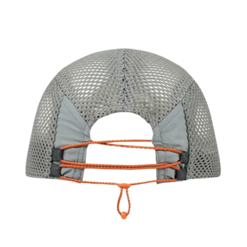 La gorra Jockey Buff Speed Lilac Shane presenta una vista posterior deportiva con cordones naranjas ajustables, malla gris para ventilación y un recorte posterior que brinda transpirabilidad y un ajuste personalizado.