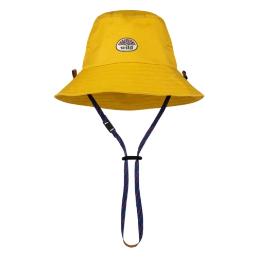 El sombrero de pescador Jockey Buff Niños 5 Panel Go Black Noru es de un amarillo vibrante con un parche de "mundo salvaje", ala ancha, presillas laterales marrones y una correa de barbilla ajustable negra para aventureros de todas las edades.