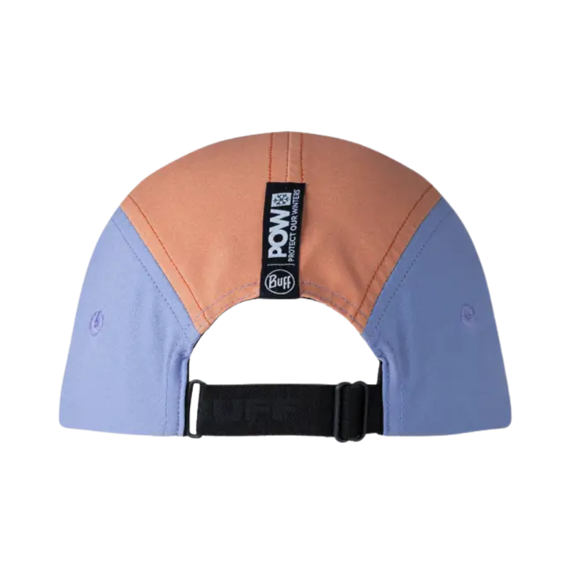 La imagen muestra la parte posterior de una gorra Jockey Buff Speed Ethnos Flame con un diseño vibrante, que presenta una parte superior en color durazno con los costados en azul y una correa ajustable en color negro adornada con etiquetas y logotipos. Captura a la perfección la velocidad dinámica sobre un fondo blanco prístino.