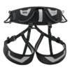 Arnés de escalada negro y gris con correas ajustables, cinturón ancho y dos perneras, diseñado para escalada y rápel seguros. La marca "Petzl" y el modelo "Falcon" son visibles en el cinturón.