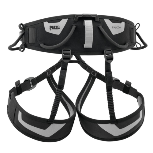 Arnés de escalada negro y gris con correas ajustables, cinturón ancho y dos perneras, diseñado para escalada y rápel seguros. La marca "Petzl" y el modelo "Falcon" son visibles en el cinturón.
