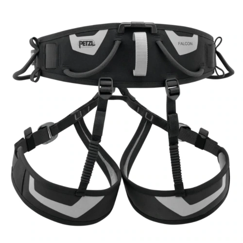 Arnés de escalada negro y gris con correas ajustables, cinturón ancho y dos perneras, diseñado para escalada y rápel seguros. La marca "Petzl" y el modelo "Falcon" son visibles en el cinturón.
