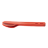 El juego de cocina Sea To Summit Passage de 3 piezas incluye una cuchara, un tenedor y un cuchillo de plástico rojo apilables que se unen para guardarlos cómodamente.