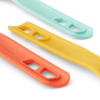 Primer plano de tres tiradores de plástico del Set de Cocina Sea To Summit Passage de 3 piezas sobre fondo blanco. Los tiradores en naranja, amarillo y verde azulado presentan secciones recortadas y una textura suave con sutiles marcas de la marca en los bordes.