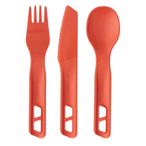 El juego de cocina Sea To Summit Passage de 3 piezas, en color rojo, incluye una cuchara, un tenedor y un cuchillo de sierra con recortes en el mango para un fácil almacenamiento.