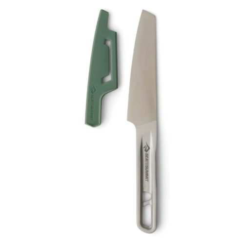 Un elegante cuchillo metálico del Set Sea To Summit Frontier de 4 piezas es parcialmente visible a través de una ventana en el mango, complementado por una funda protectora verde. La hoja recta presenta una punta afilada y un logotipo grabado en el mango, con marcas distintivas de la marca en la funda.