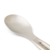 Primer plano de una cuchara de plástico blanca con un diseño sencillo y liso, con la marca Sea To Summit Detour en el mango. Ligeramente inclinada hacia la izquierda, resalta su forma redondeada y su elegante utilidad, similar a la del Cuchillo de Cocina de Sea To Summit Detour (copia).