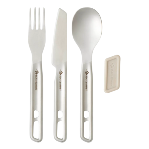 El juego Sea To Summit Detour, que incluye un cuchillo de cocina, un tenedor y una cuchara plateados, cuenta con orificios en el mango para colgarlos. Una pestaña magnética beige realza el diseño, con la marca grabada en cada utensilio.