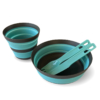 El juego de 4 piezas Sea To Summit Frontier, que incluye una taza y un tazón para acampar plegables de color turquesa con bordes oscuros, incluye un tenedor-tenedor a juego que cabe dentro del tazón, ideal para sus aventuras al aire libre.