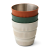 Tres tazas Sea To Summit Detour apiladas con exterior de acero inoxidable texturizado en colores beige, verde y naranja. La taza superior es naranja, la del medio es verde y la inferior es beige.