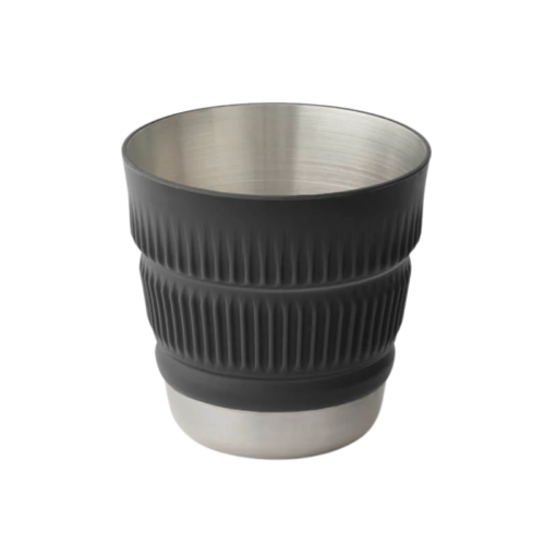 La Taza Plegable Sea To Summit Detour cuenta con un exterior de silicona negra acanalada para un mejor agarre, combinando estilo y funcionalidad a la perfección. Su elegante diseño se realza con un interior y una base metálicos lisos que le aportan un toque contemporáneo.