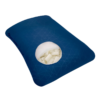 Almohada azul con diseño geométrico, con un corte circular que deja ver su relleno de espuma blanca. La almohada parece mullida y ofrece un buen soporte.