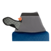 Funda para portátil trapezoidal gris con una tira superior negra y un compartimento lateral con cremallera, parcialmente abierto para revelar un forro acolchado. En el interior se ven dos tapones naranjas para los oídos. La funda está colocada sobre una superficie azul.