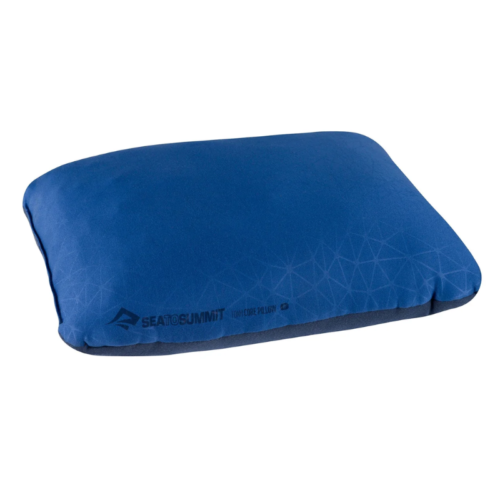 Una almohada de camping azul con la etiqueta "Sea to Summit" y "Aero Core Pillow" en un lateral. Tiene un ligero relieve, una superficie de tela suave y un sutil diseño geométrico.