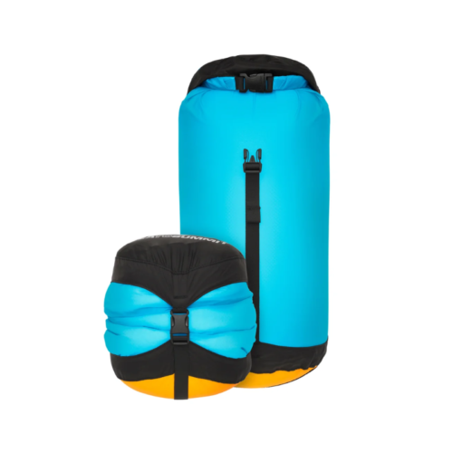 Se exhiben dos bolsas Sea To Summit Evac Compression UL de color azul y naranja vibrantes: una en posición vertical y la otra comprimida con correas negras, lo que demuestra su diseño práctico y funcionalidad como opciones compactas de "bolsa de compresión".