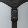 Un primer plano muestra una hebilla de plástico negro sobre una tela gris texturizada con un sutil patrón de cuadrícula, similar a la Bolsa de Compresión Sea To Summit Evac Compression UL. La hebilla está sujeta a una correa negra, lo que le confiere un diseño ultraligero.