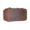 El Set de Viaje Sea To Summit Hydraulic Packing Cube es un neceser de viaje rectangular de color rojo con un panel frontal oscuro y semitransparente. Cuenta con una cremallera y una correa de asa negras, con la marca "Sea to Summit" impresa en negrita. Perfecto para tus viajes.