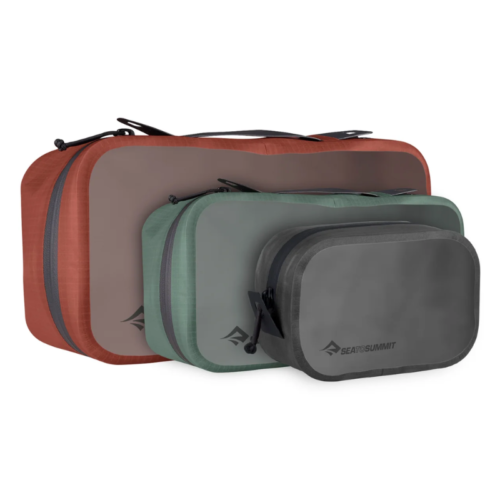 El Set de Viaje Sea To Summit Hydraulic Packing Cube incluye tres cubos encajables: el más grande en marrón, el mediano en verde y el más pequeño en gris. Cada uno cuenta con una cremallera y un logotipo frontal, ideal para viajes organizados.